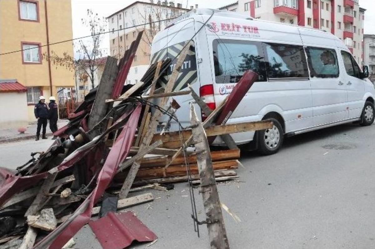Sivas&rsquo;ta Şiddetli R&uuml;zgar &Ccedil;atıyı Yerinden S&ouml;kt&uuml;