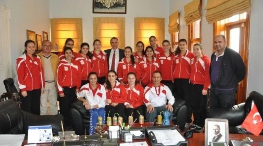 Ayvalıkta 3. Lig Yolundaki Filenin Sultanlarına Başkan Gen&ccedil;er Dopingi