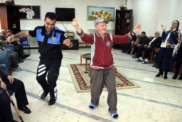 &Uuml;niversite &Ouml;ğrencilerinden Anlamlı Ziyaret 1