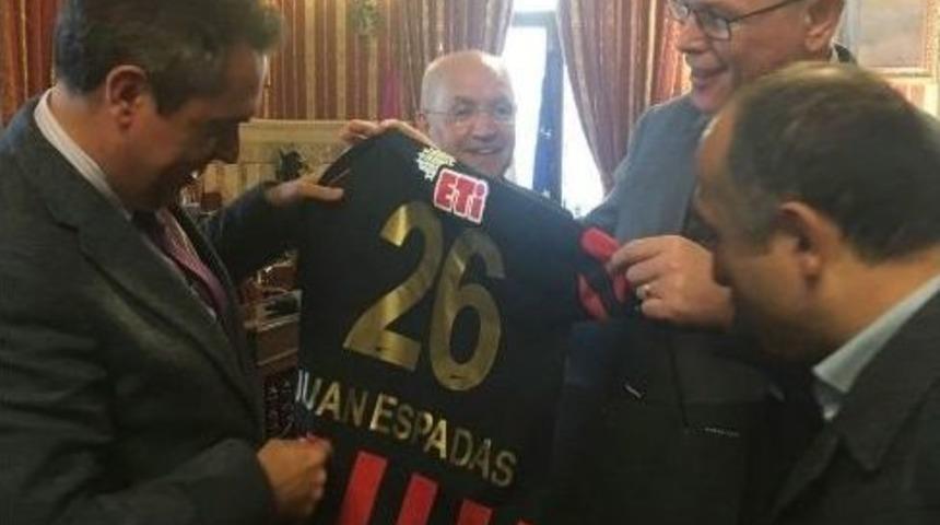 Başkan Kurt, İspanya&rsquo;da Eskişehirspor Ve Fethi Heper&rsquo;i Anlattı