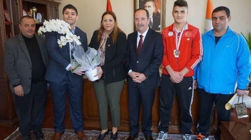 Milli Takım Sevincini Başkan G&uuml;rkan&rsquo;la Paylaştı