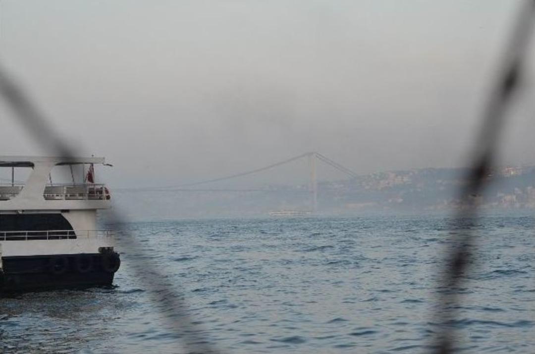 Boğazi&ccedil;i K&ouml;pr&uuml;s&uuml; Yoğun Sisten Adeta Kayboldu