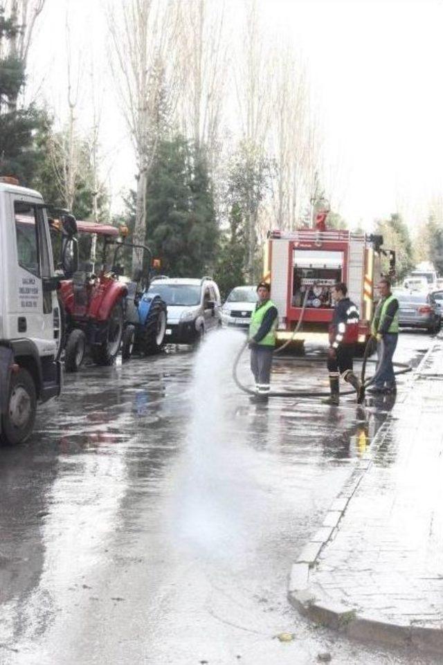 Çamur Deryasına Dönen Yollar Temizlendi