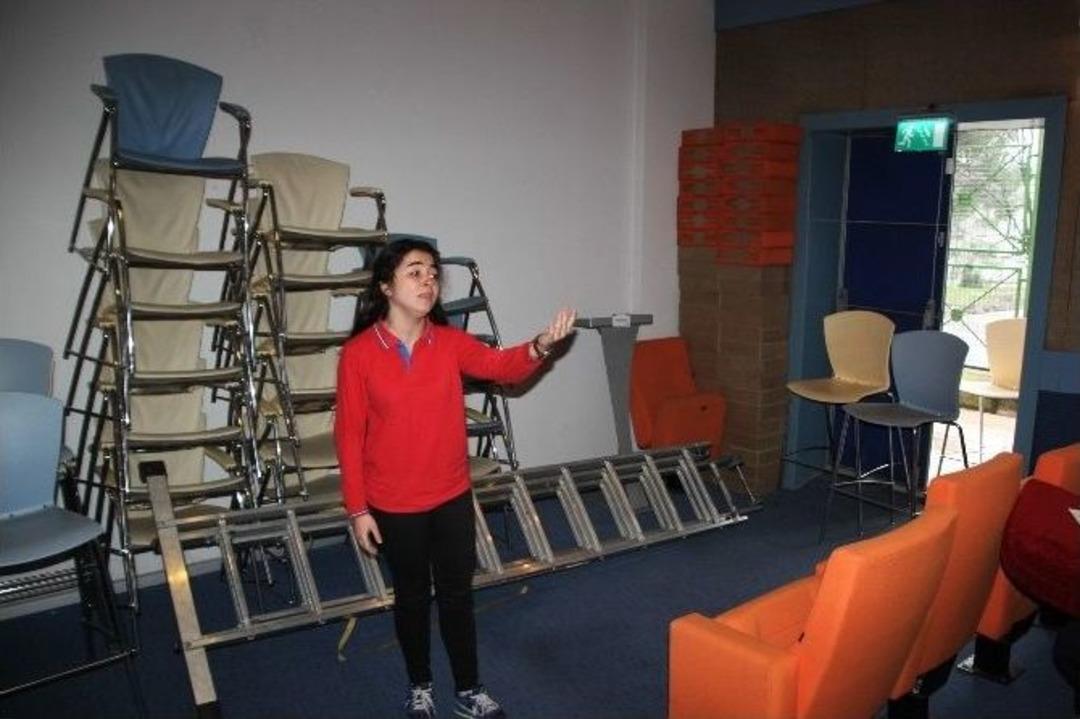 &Ouml;ğrenciler İstiklal Marşı Yarışmasını Depoda Yaptı