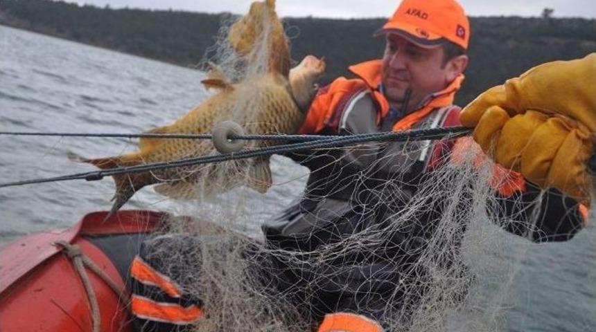 Ka&ccedil;ak Avcıların Baraj G&ouml;l&uuml;ne Attığı Ağlar Toplandı