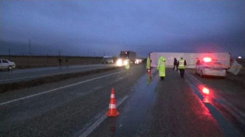 Tır Otomobili Altına Aldı: 1 &Ouml;l&uuml;, 2 Yaralı