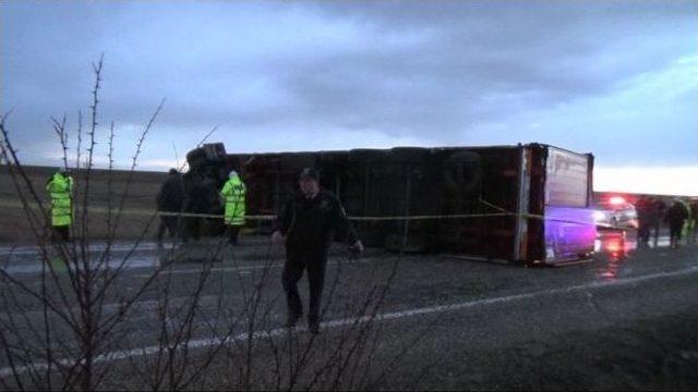 Tır Otomobili Altına Aldı: 1 &Ouml;l&uuml;, 2 Yaralı 1