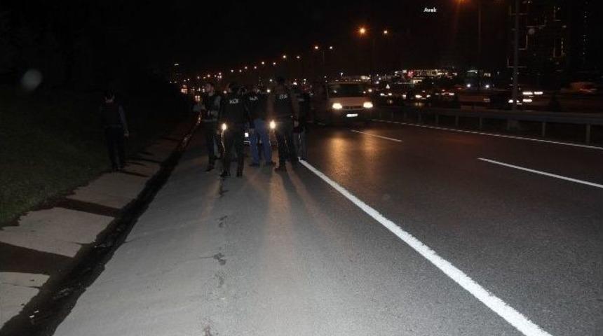 İstanbul&rsquo;da Adli Personeli Taşıyan Araca Ve Polis Otosuna Silahlı Saldırı