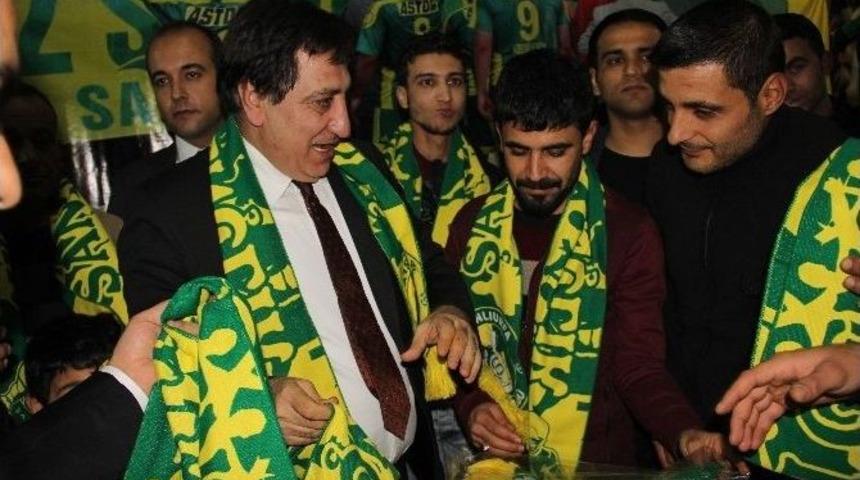 Şanlıurfa Valisi İzzettin K&uuml;&ccedil;&uuml;k&rsquo;ten Taraftara Bin Atkı