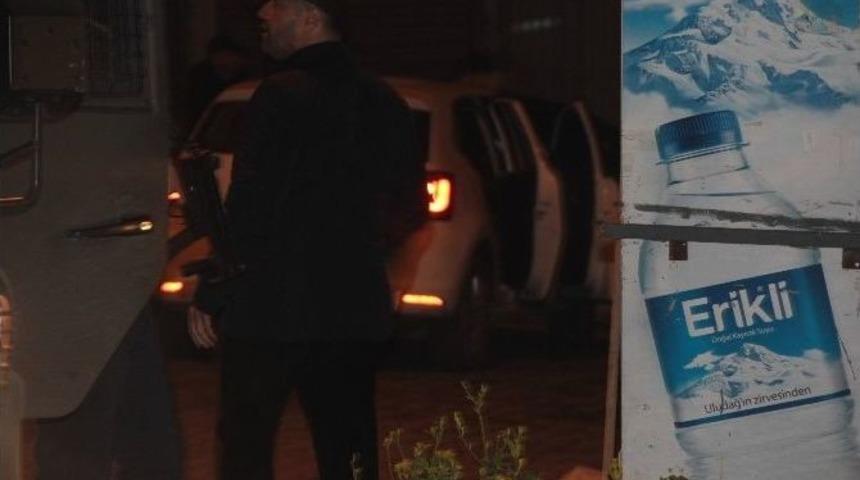 Beyoğlu&rsquo;nda Zırhlı Polis Aracına Silahlı Saldırı