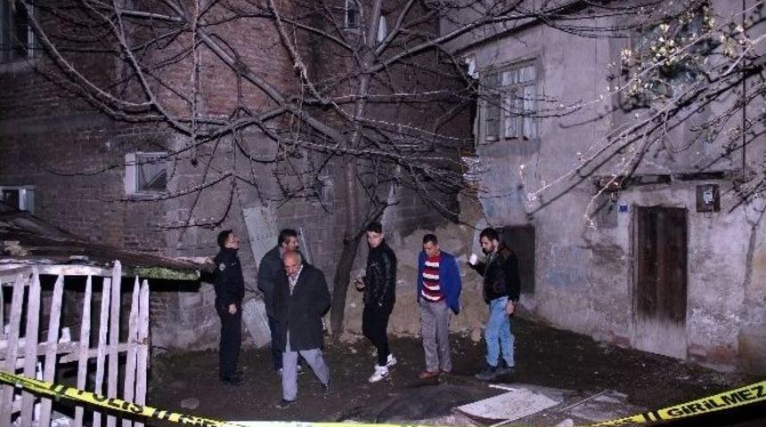 Karab&uuml;k&rsquo;te İki Katlı Binada G&ouml;&ccedil;&uuml;k Meydana Geldi