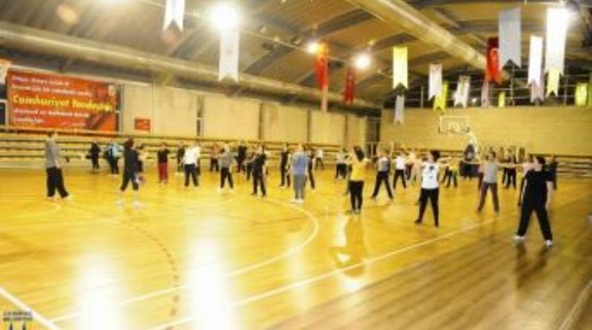 Kadınlar Salonu Doldurdu