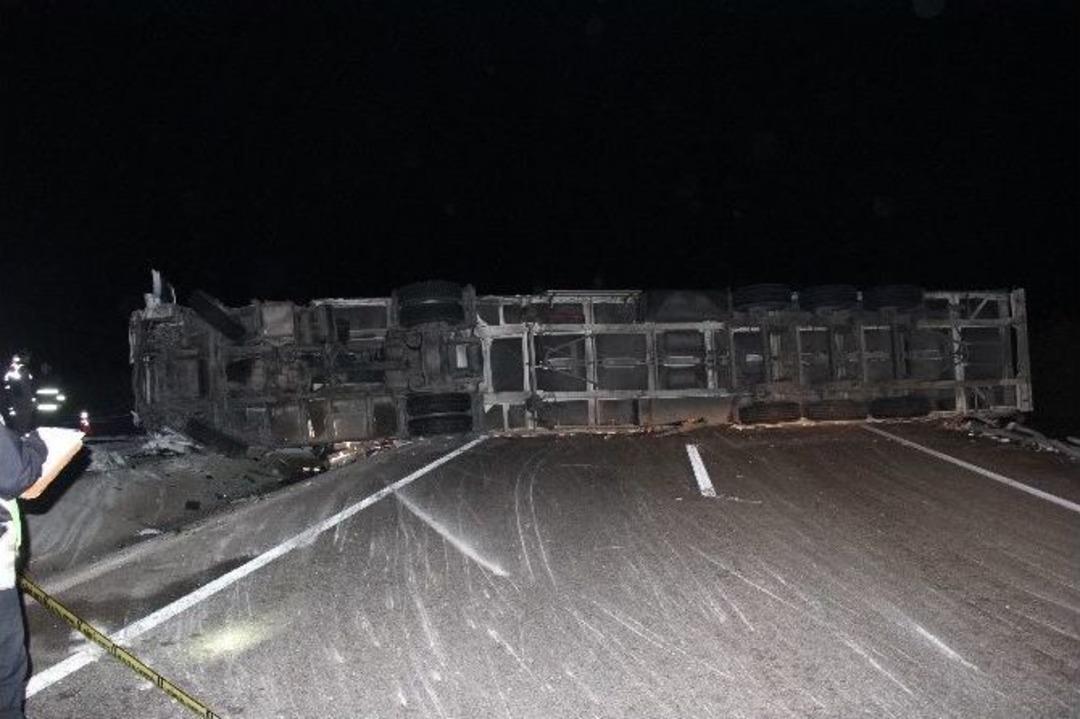 Karayolunda Tır Devrildi, 1 &Ouml;l&uuml;