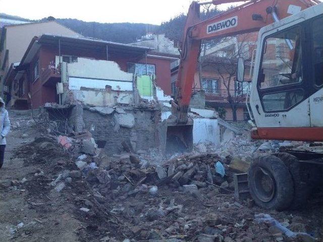 Bursa’da Kepçe Yanlış Evi Yıktı