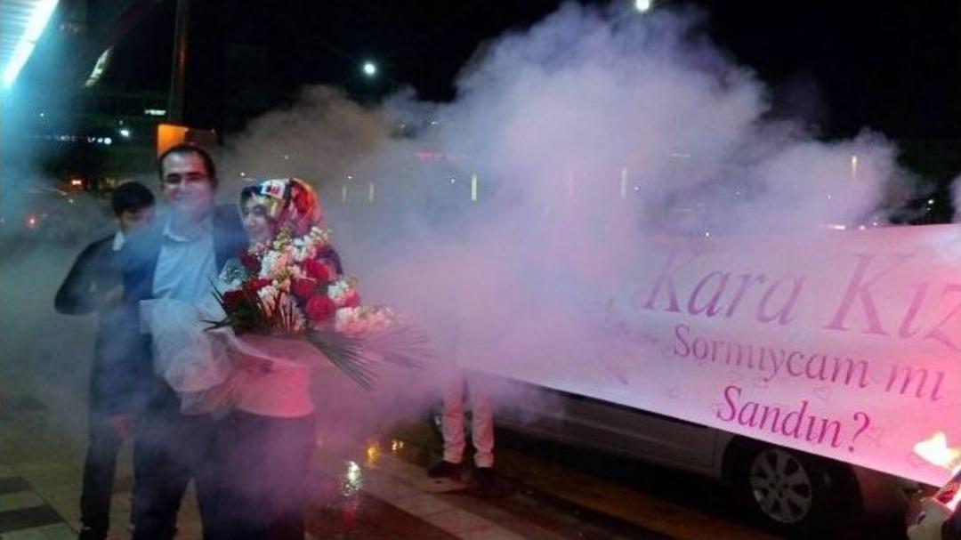 S&uuml;rpriz Evlenme Teklifini Caddeden Ge&ccedil;enler De Alkışladı