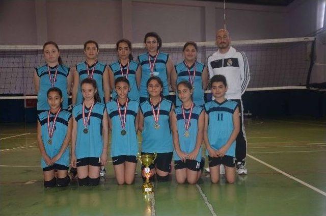 Adana&rsquo;da Okullararası K&uuml;&ccedil;&uuml;k Kızlar Voleybol M&uuml;sabakaları 1