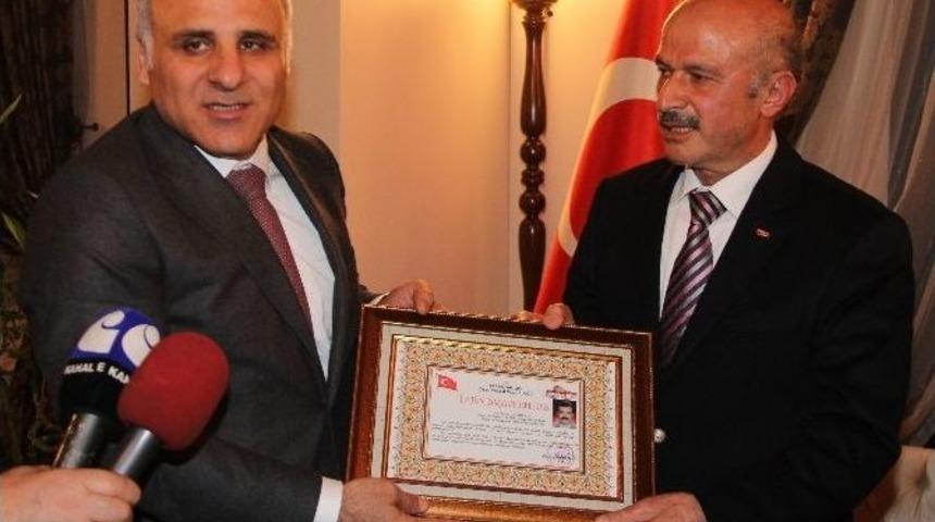 Vali Zorluoğlu, Taşdemir&rsquo;e Başarı Belgesi Verdi