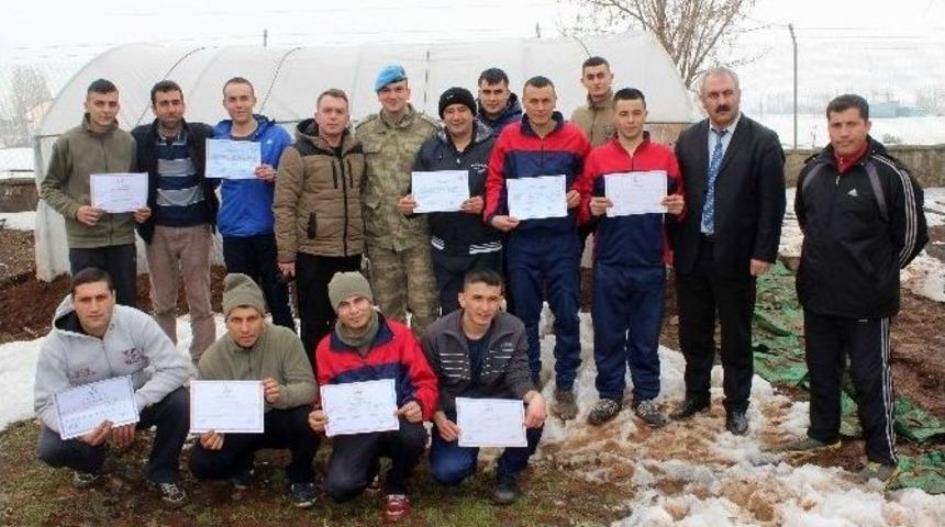 Mehmet&ccedil;ik, Kışlada Meslek &Ouml;ğreniyor