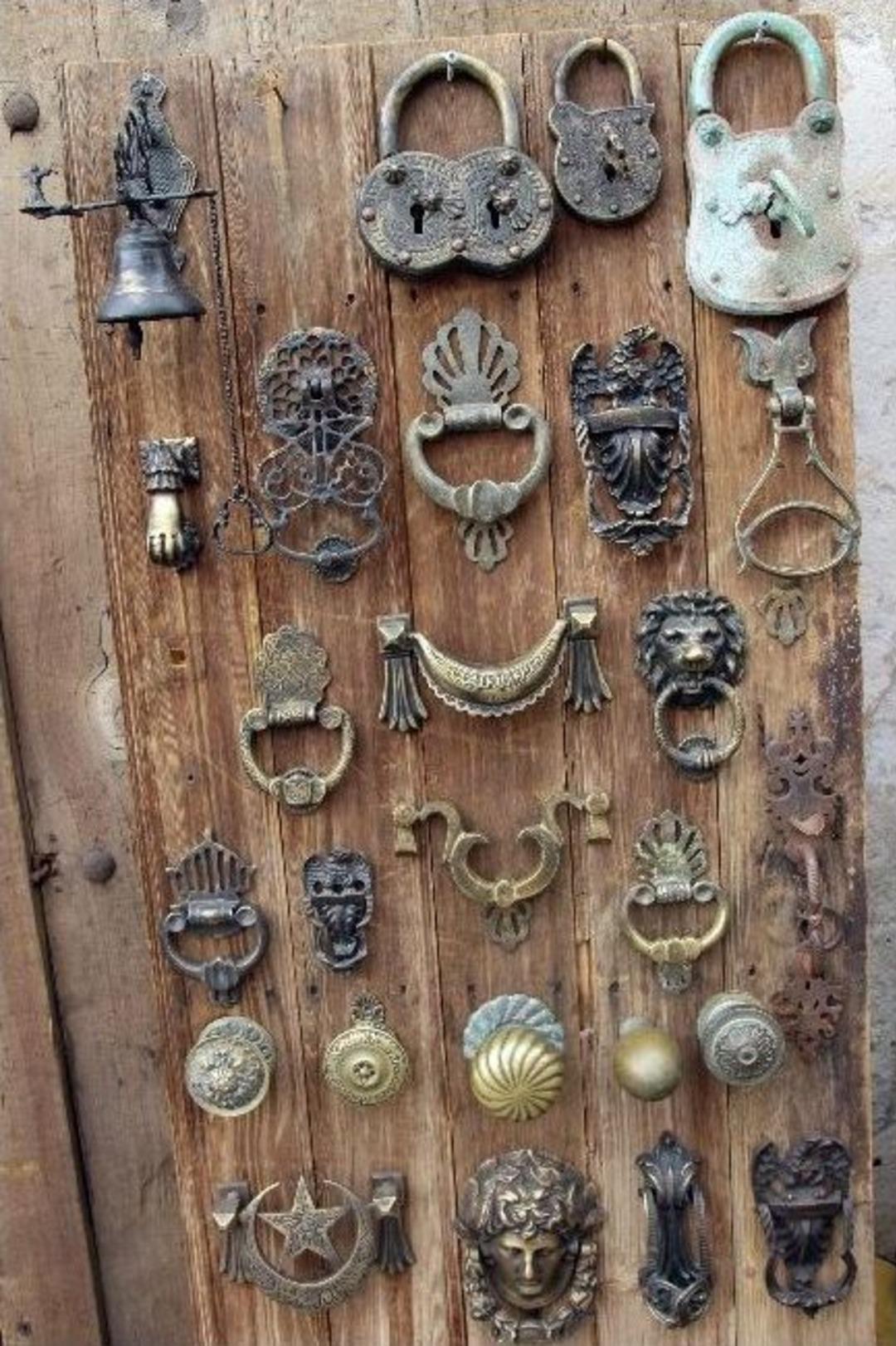 Osmanlı&rsquo;dan G&uuml;n&uuml;m&uuml;ze Kalan Kapı Tokmakları Yaşatılıyor