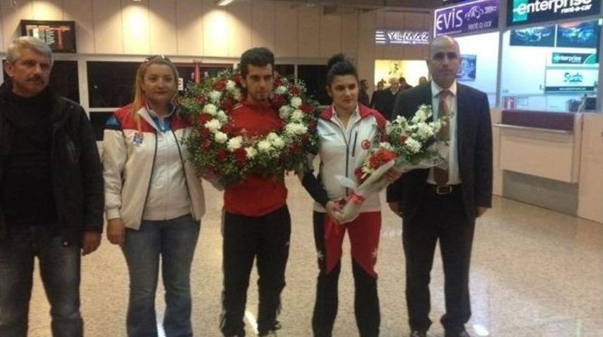 Balkan Fatihi Zegerek &Ccedil;i&ccedil;eklerle Karşılandı