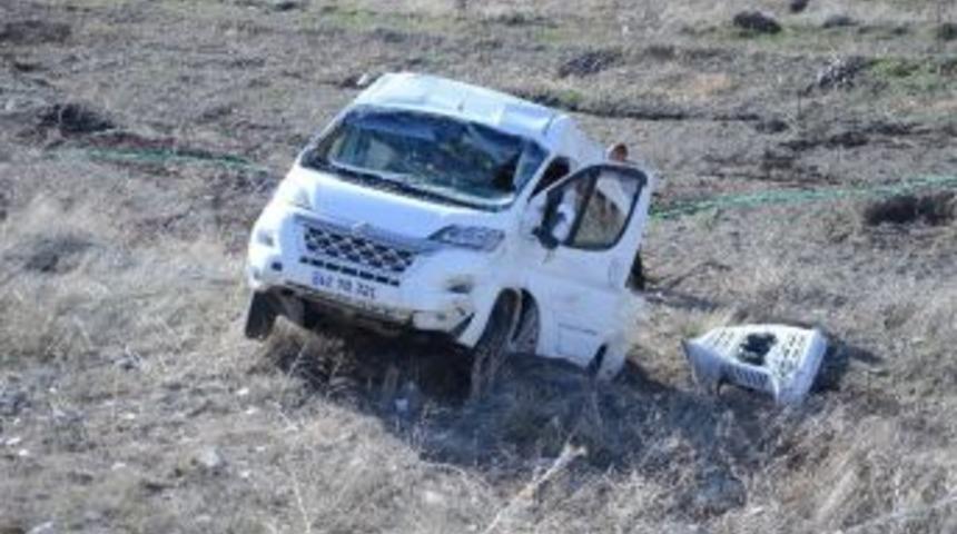 Minib&uuml;s Şarampole Yuvarlandı: 1 Yaralı