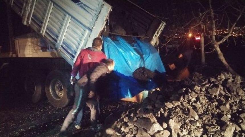 K&ouml;m&uuml;r Y&uuml;kl&uuml; Tır&rsquo;dan Ka&ccedil;ak Sigara &Ccedil;ıktı