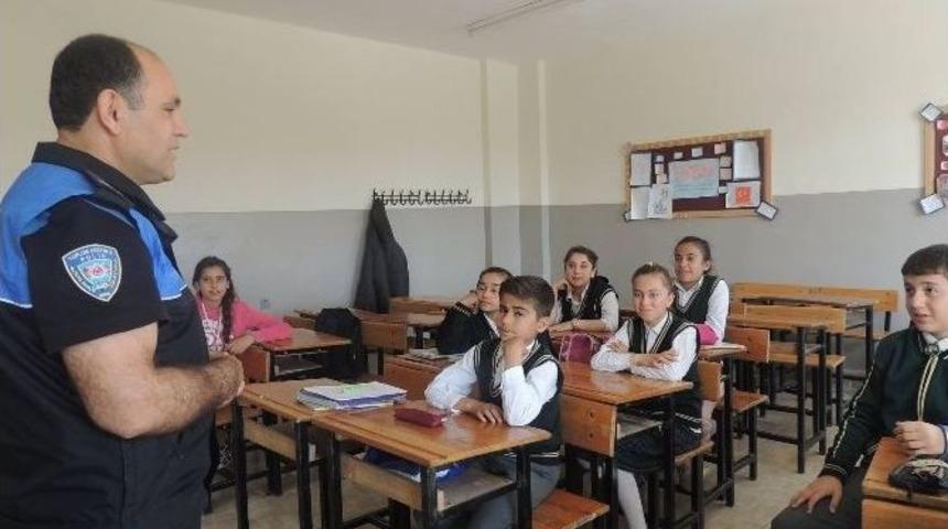 &Ouml;ğrencilere, Polislerin Su&ccedil; İle Su&ccedil;lulara Karşı Uyarıları S&uuml;r&uuml;yor