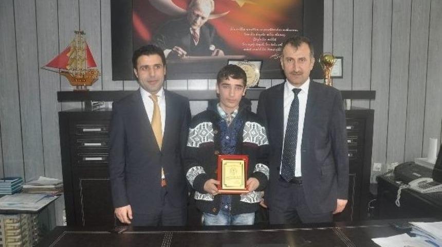 &lsquo;sahne Sırası Sende&rsquo; Yarışmasında Birinci Olan &Ouml;ğrenciye &Ouml;d&uuml;l