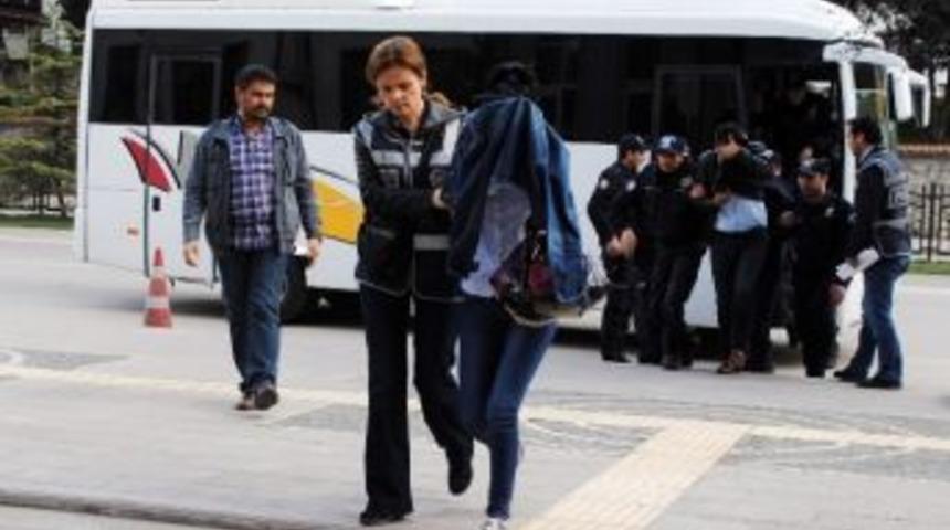 Polisin Arsasını Sahte Kimlik Ve Tapuyla Satmaya &Ccedil;alışan 5 Kişiden 4&rsquo;&uuml; Tutuklandı