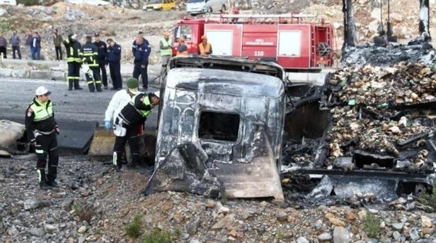 Tır Şof&ouml;r&uuml; Yanarak Can Verdi