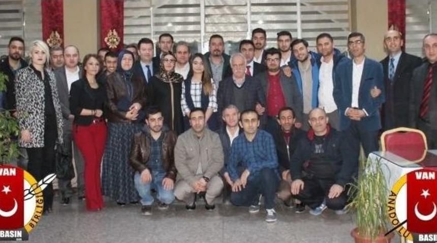 Abb &Uuml;yeleri Yemekte Buluştu