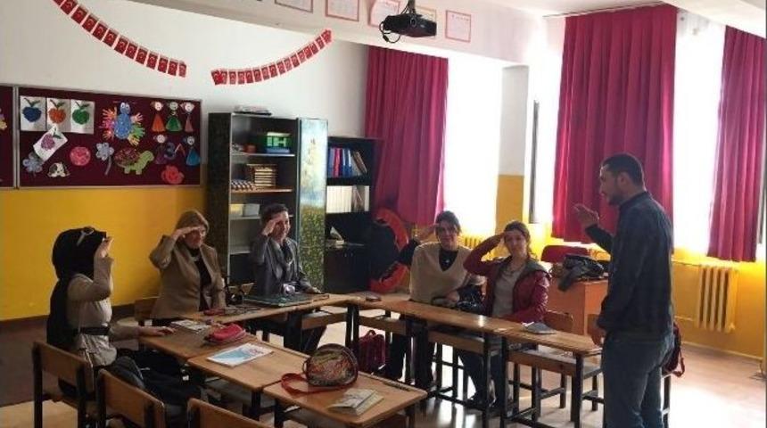 Ak Kadınlar Engelli Miniklerle İşaret Diliyle Sohbet Etti