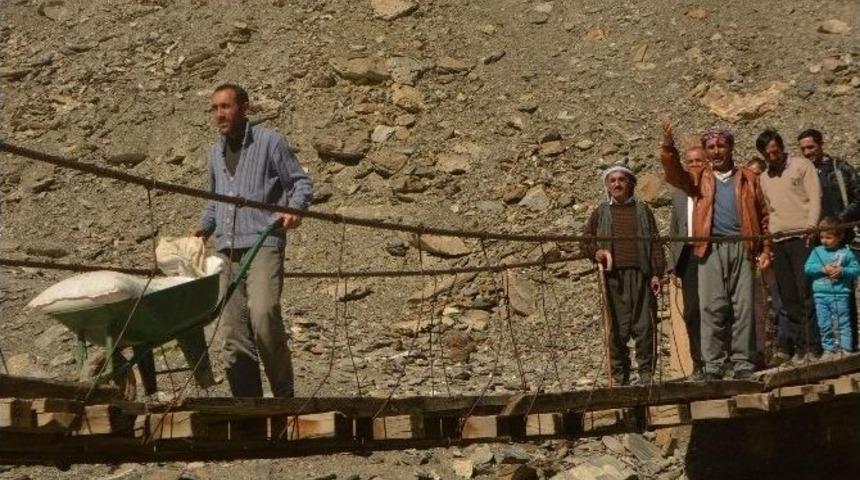 K&ouml;yl&uuml;ler Asma K&ouml;pr&uuml; &Ccedil;ilesine Son Verilmesini İstiyor