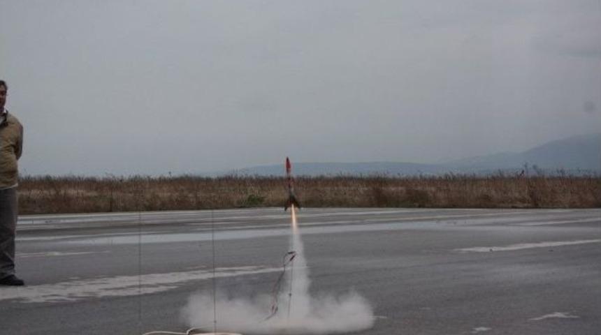 U&ccedil;ak Ve Uzay M&uuml;hendisliği &Ouml;ğrencileri Roket Fırlattı