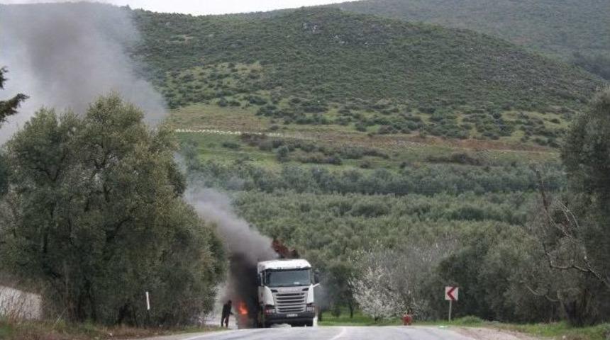 Odun Y&uuml;kl&uuml; Kamyon Yandı