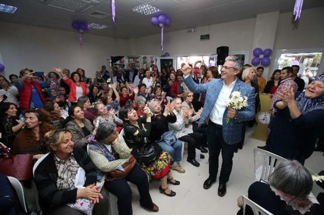Karşıyakalı Kadınlara 8 Mart Hediyesi