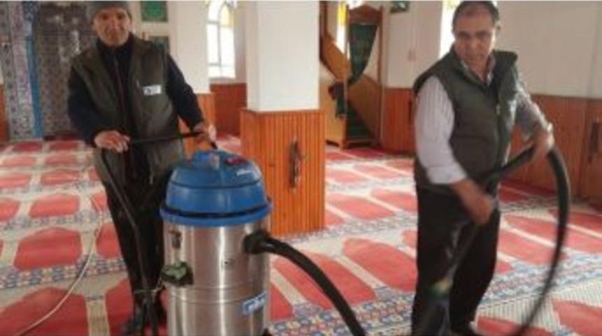 Köy Camileri Belediyece Temizlendi