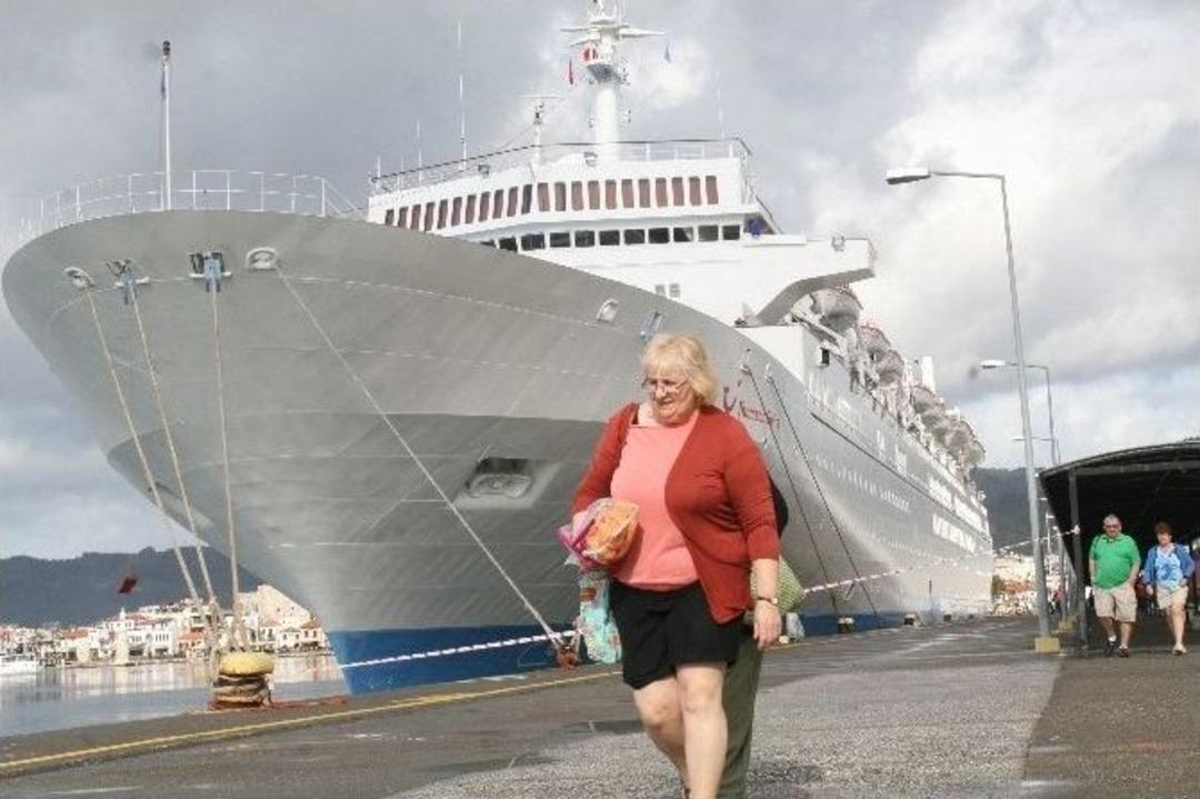 Sezonun İlk Turisti Denizden Geldi