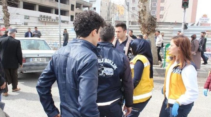 Adıyaman&rsquo;da Zırhlı Ara&ccedil;la Otomobil &Ccedil;arpıştı