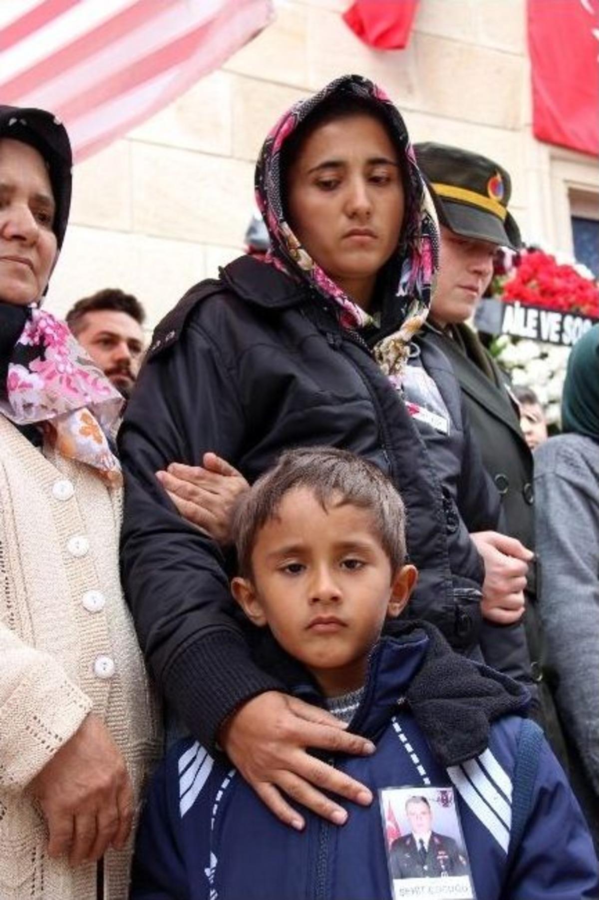 G&ouml;zyaşları Şehit İ&ccedil;in Akıyor