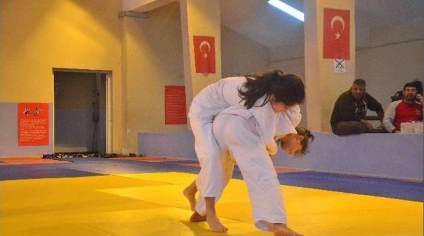 Adana&rsquo;da Okullarası Yıldızlar Judo M&uuml;sabakaları Tamamlandı