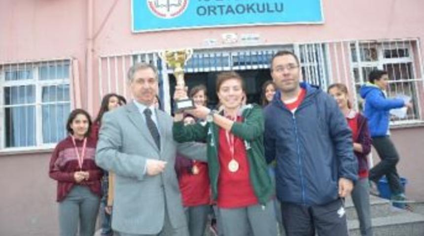 Soma&rsquo;nın Kız Futbol Takımı T&uuml;rkiye Şampiyonluğu Yolunda