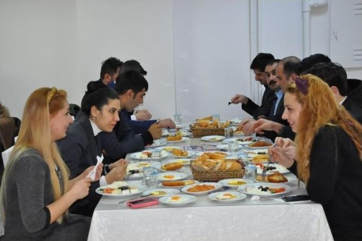 Kars Valisi G&uuml;nay &Ouml;zdemir Aday &Ouml;ğretmenler Bir Araya Geldi