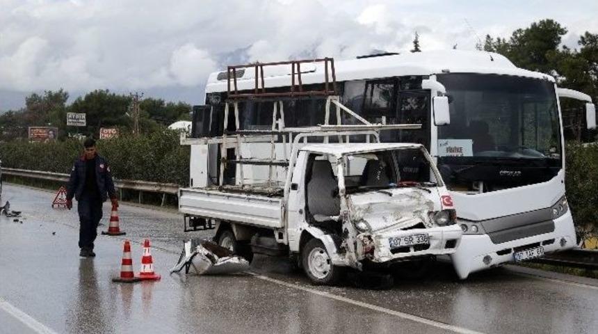 Antalya&rsquo;da Trafik Kazası: 1 Yaralı