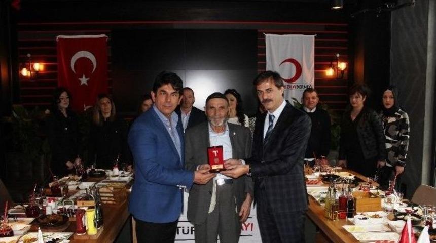 Kendisi Kirada Oturan 74 Yaşındaki &Ccedil;ift&ccedil;i, Dairesini Kızılay&rsquo;a Bağışladı