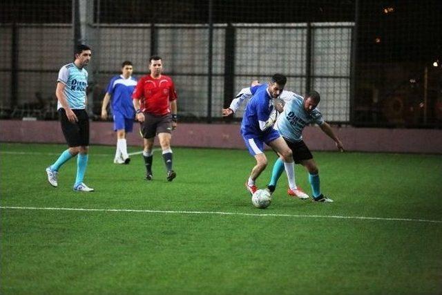 Fuat Sakarya Halı Saha Turnuvası&rsquo;nda Dostluk Kazandı 1