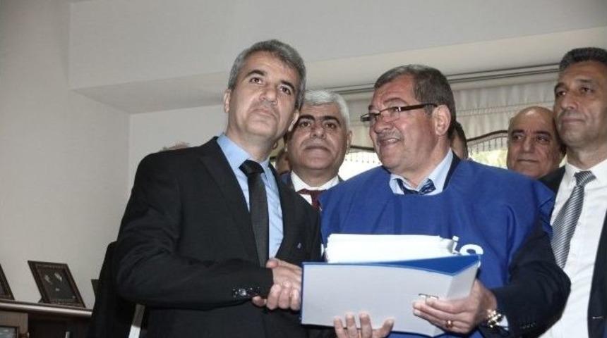 35 Bin İş&ccedil;inin İmzası Ak Parti İl Başkanlığı&rsquo;na Teslim Edildi