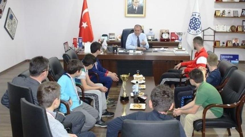 Başarılı G&uuml;reş&ccedil;iler Başkan Işık&rsquo;ı Ziyaret Ettiler