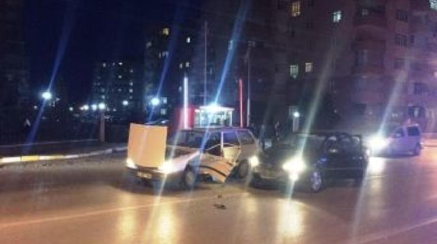 Niğde&rsquo;de 2 Otomobil &Ccedil;arpıştı 1 Yaralı