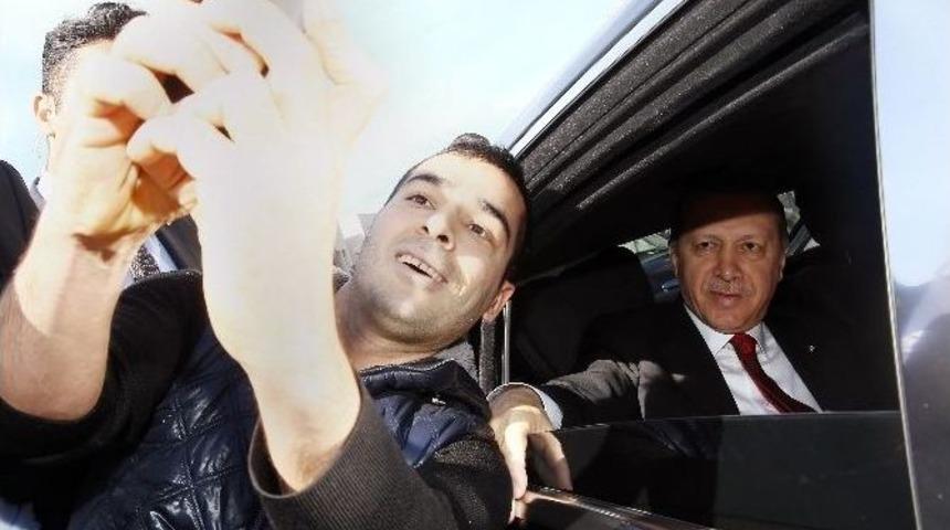 Cumhurbaşkanı Erdoğan&rsquo;ın Konvoyunu Durdurup Selfie Yaptı
